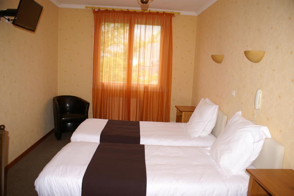 Hotel Celeste Bagnères-de-Luchon Стая снимка